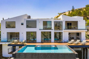 Luxurious Villa in BH Pool, Spa, Theater, Views